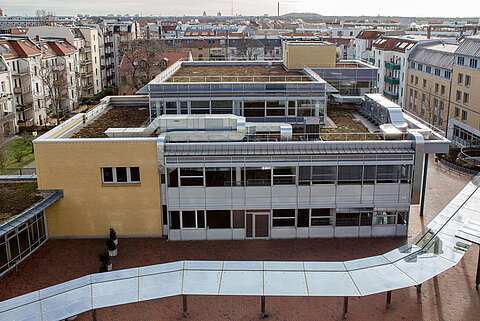 Shannon Bau Shannon Bau im Hinterhof vom Dach des Hopper Baus aus fotografiert