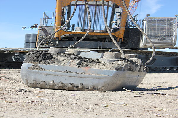 Maschine mit Fallgewicht, an das Sensoren angebracht sind