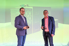 Tom Radisch und Prof. Ulrich Möller stehen in der Cave der HTWK Leipzig, einem 360-Grad-Projektionsraum