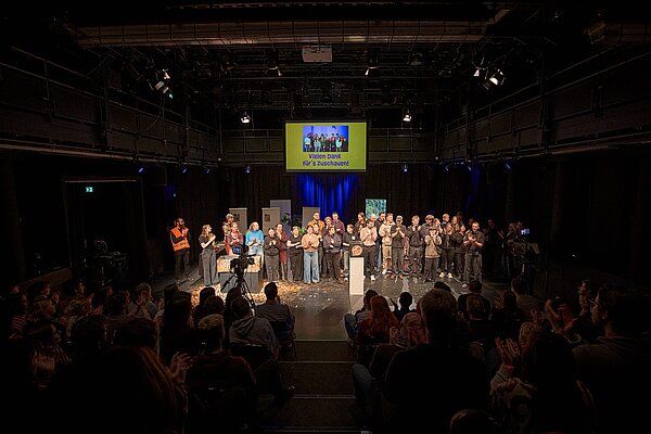 Das ganze Team der interaktiven Gamingshow „Pass auf, Stempel rein!“ steht im ausverkauften Theater der Jungen Welt auf der Bühne und wird vom Publikum gefeiert. 