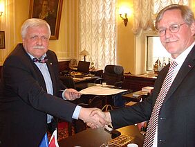 Prof. Klaus Holschemacher schüttelt dem Akademiepräsidenten Aleksandr Kuzmin die Hand