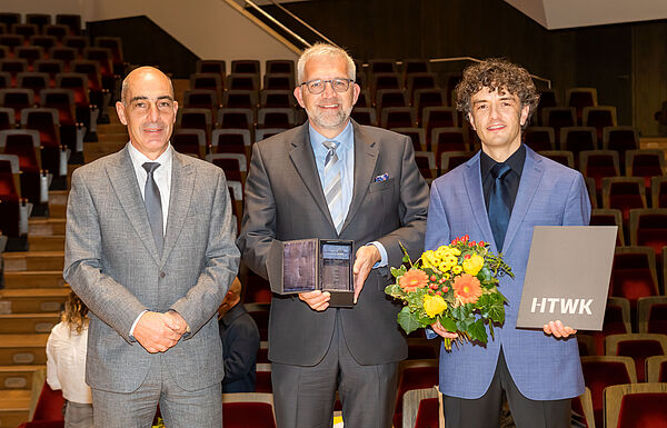 Prorektor Forschung Prof. Thiele, Vorstandsmitglied der Stiftung HTWK Karsten Petrusch übereichen den Dissertationspreis 2021 an Dr. Tobias Flath.