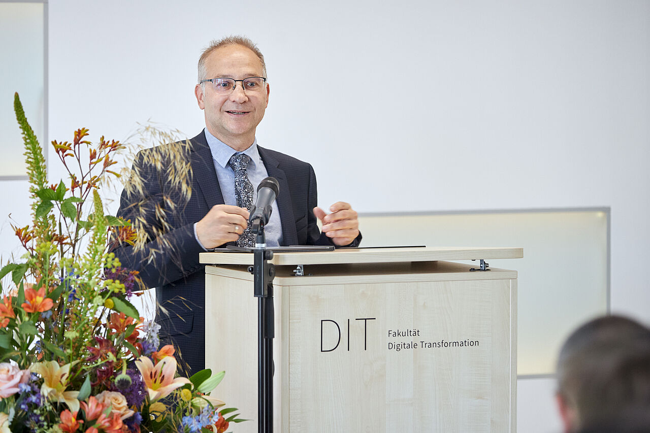 Prof. Ulf Schemmert bei der Graduierungsrede am Rednerpult