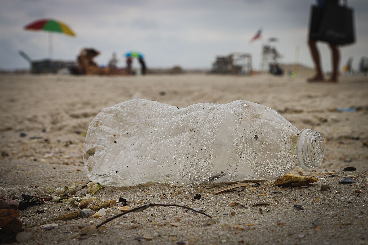leere Plastikflasche am Strand
