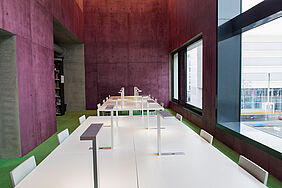 aubergine-farbener Lesesaal der HTWK-Bibliothek