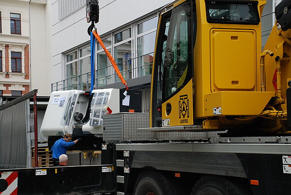 Anlieferung der neuen CNC-Maschine an der Fakultät