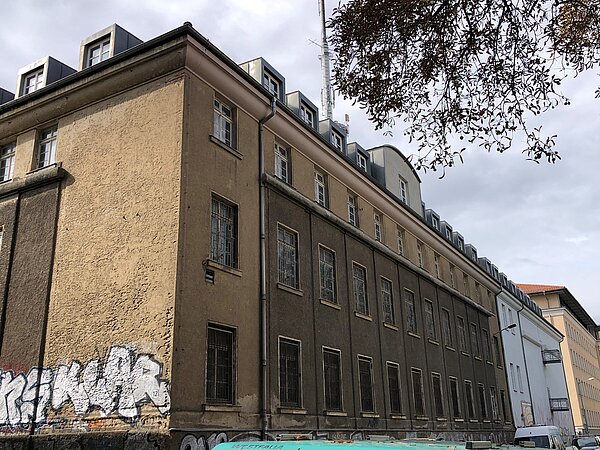 Gebäude Eichendorffstr Straßenseite altes graubraunes Haus
