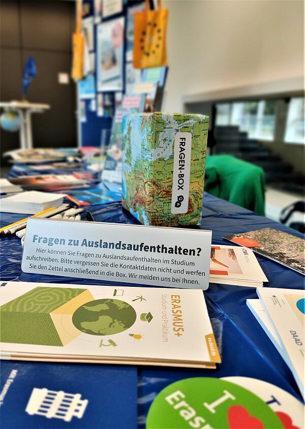 Bild Tisch als Informationsstand mit Fragenbox