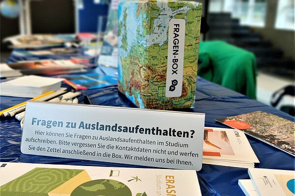 Bild Tisch als Informationsstand mit Fragenbox