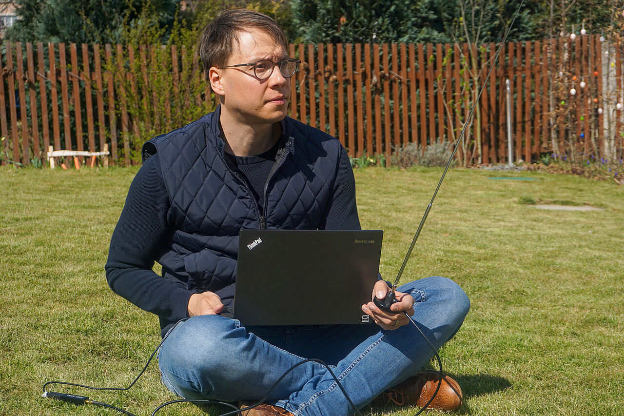 Prof. Marco Krondorf testet die Funkverbindung zur ISS in seinem Garten in Dresden
