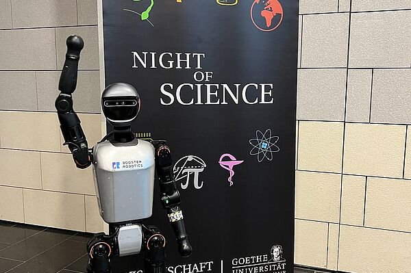schwarzer Roboter steht vor Plakat