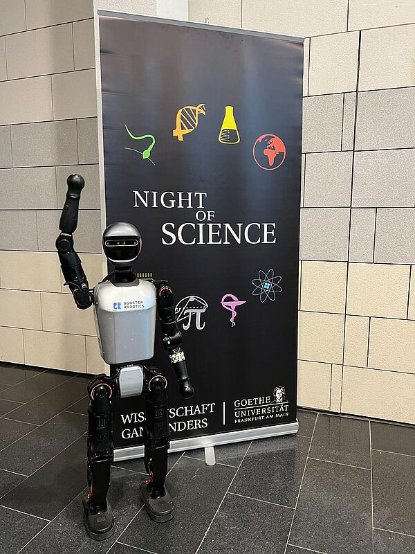 schwarzer Roboter steht vor Plakat