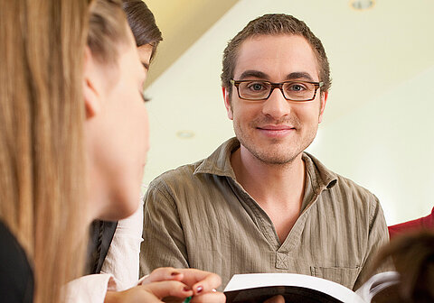 Zu Gast an der HTWK Leipzig Studierende sitzen zum Lernen zusammen