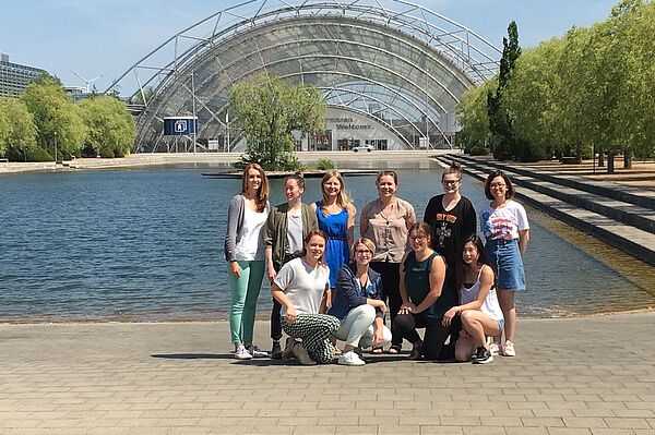 Gruppenfoto: Ein Team von Studentinnen vor der Leipziger Messe