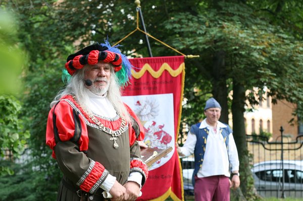 Gautschmeister im historischen Gewand