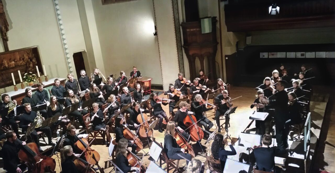 [Translate to English:] Das HTWK Orchester Leipzig beim Winterkonzert 2018 in der Paul-Gerhard-Kirche.