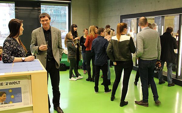 Studenten, Professoren und Interessierte bei der Eröffnung der Austellung