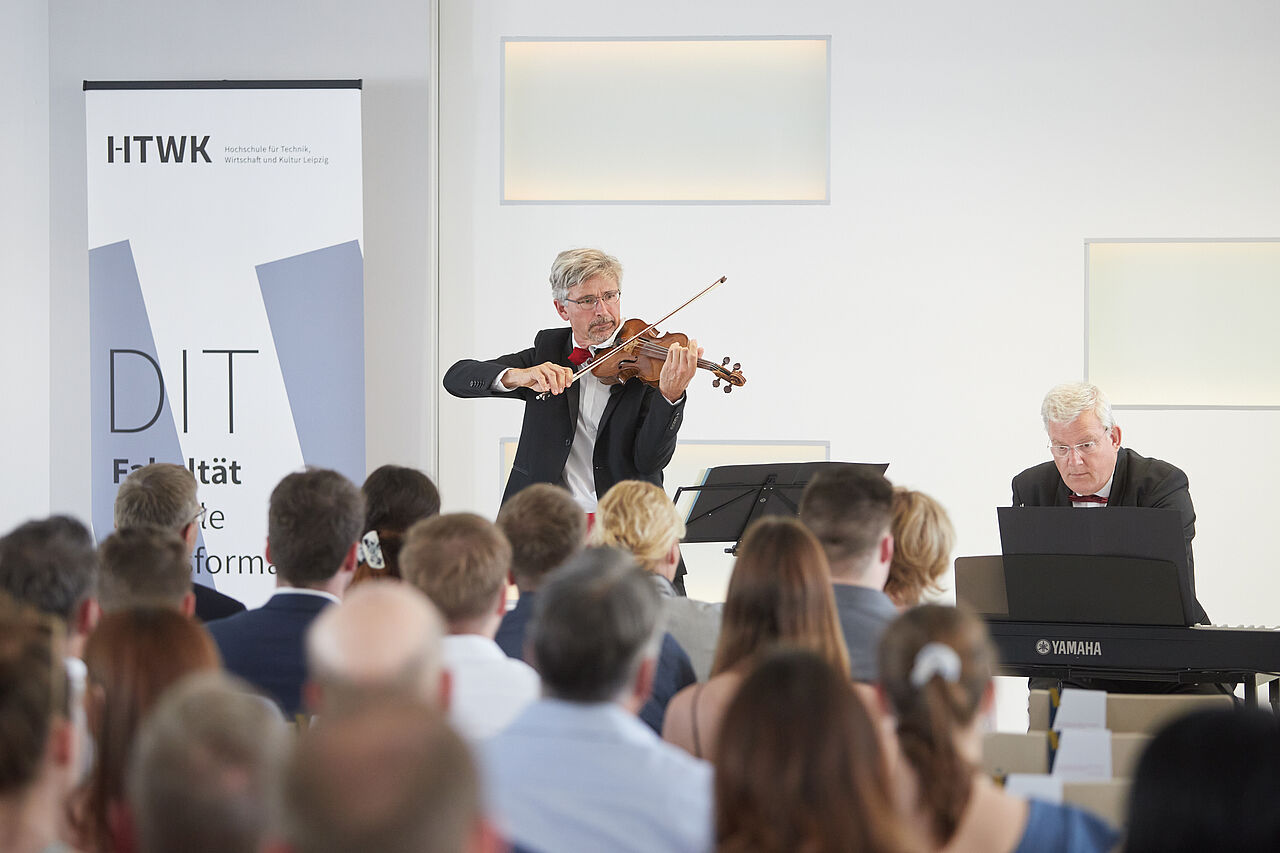 Sebastian Ude an der Violine und Prof. Heiko Reintzsch am Klavie