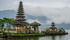 Indonesischer Tempel am Wasser