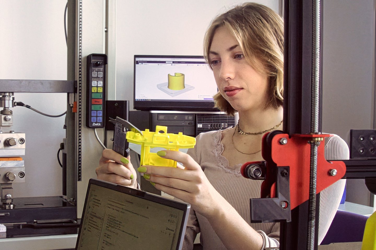 Zwei Studierenden betrachten gemeinsam ein Objekt, welches mit Hilfe Additiver Fertigung hergestellt wurde.