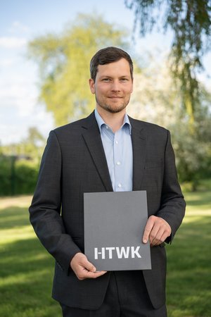 Preisträger hält die Urkunde des Dissertationspreises in der Hand