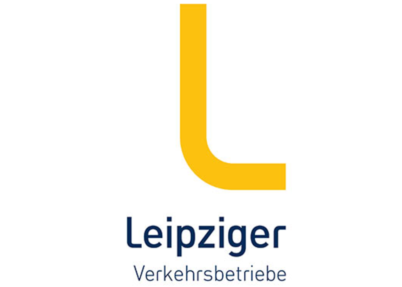 Es ist das Logo der Leipziger Verkehrsbetriebe zu sehen. Dieses besteht aus einem markanten, gelben L und darunter steht in blauer, kleinerer Schriftgröße Leipziger Verkehrsbetriebe.