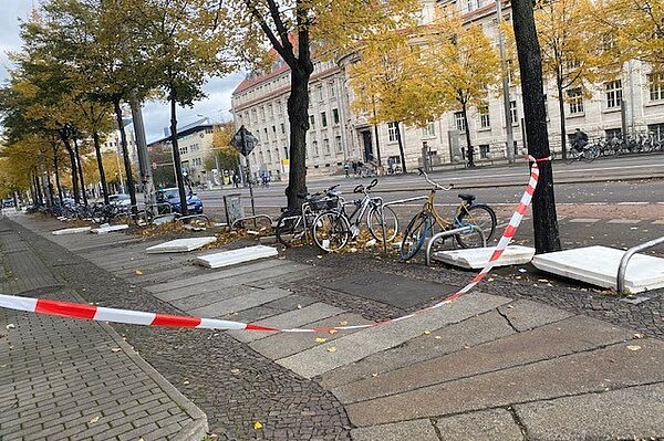 Herabgefallene Bauteile auf dem Fußweg vor dem Geutebrück-Bau
