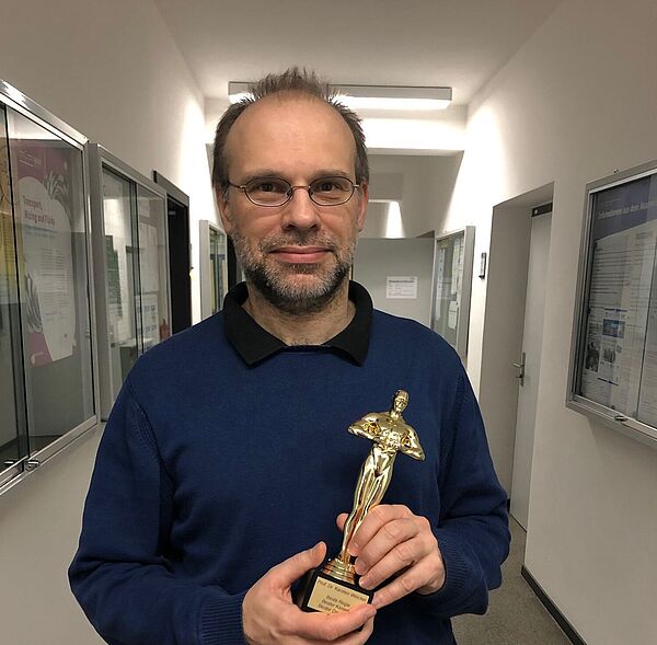 Prof. Karsten Weicker mit seinem Oscar. (Foto: HTWK Leipzig)