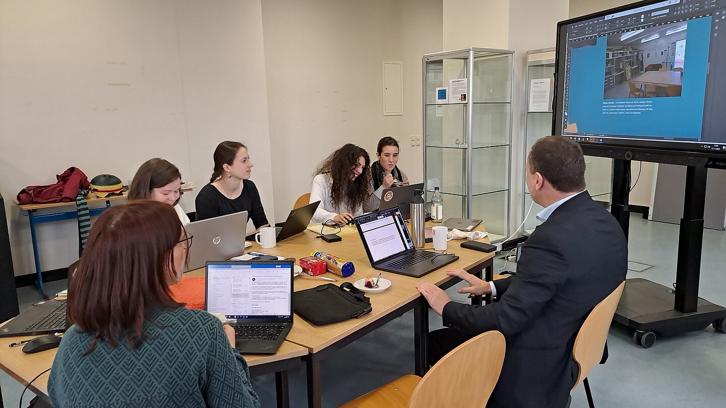 Museologie-Studierende Schulmuseum Gruppe Studierender sitzt um einen Tisch, Seminar