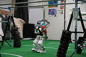Roboter auf grünem Teppich
