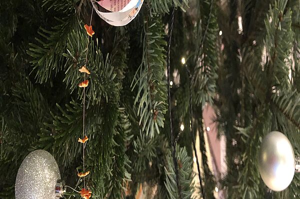 Weihnachtsbaumschmuck und Zeeige