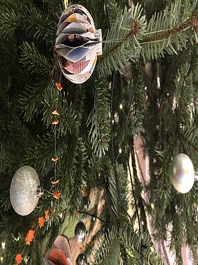Weihnachtsbaumschmuck und Zeeige