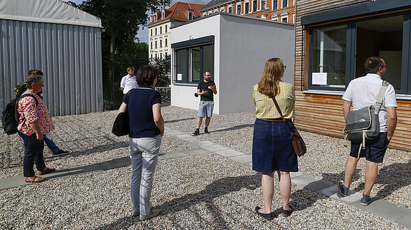 Führung auf dem Gelände des KomfortLabs im Forschungszentrum Eilenburger Straße