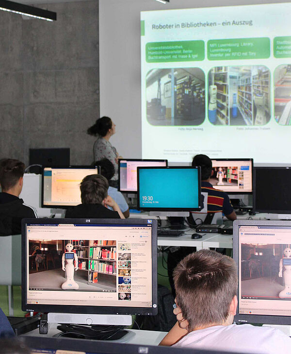 Schüler im Schulungsraum der Bibliothek.