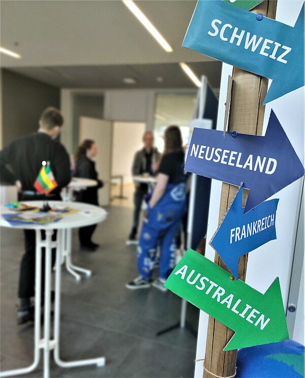 International Day 2022 Austausch Gruppe Studierende unterhält sich