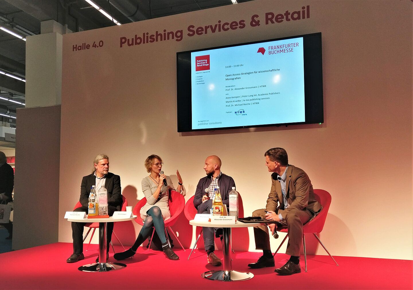 Podiumsdiskussion zum Thema Open Access auf der Frankfurter Buchmesse 2018 (Foto: Antonia Schrader/OA-HVerlag/HTWK Leipzig) Das Panel am Freitag, moderiert von Prof. Alexander Grossmann, HTWK Leipzig, bestehend aus Martin Kraetke, Anne Kempen und Prof. Michael Reiche (v. r. n. l.) diskutieren auf der Publishing Services & Retail Stage in Halle 4.0 der Frankfurter Buchmesse.