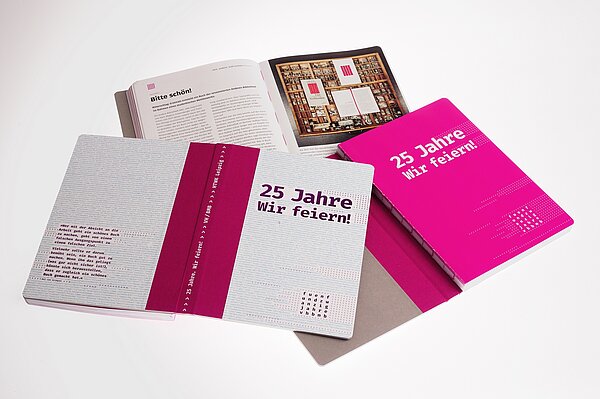 Von einem Buch sind verschiedene Seiten zu sehen