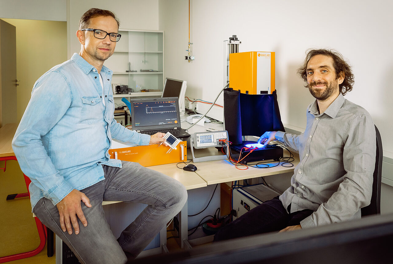 Prof. Mathias Rudolph (links) und Julian Hofbauer erforschen, wie eine temperaturunabhängige und unmittelbare Nachregelung des Lichtspektrums von LEDs möglich ist (Bild: Stephan Flad / HTWK Leipzig)