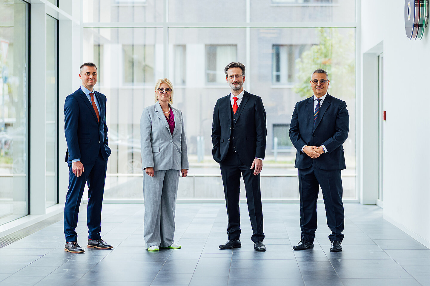 Das Rektorat der HTWK Leipzig 4 lächelnde Personen im Hochschulgebäude