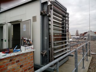 Test facility for façade shading on a roof surface