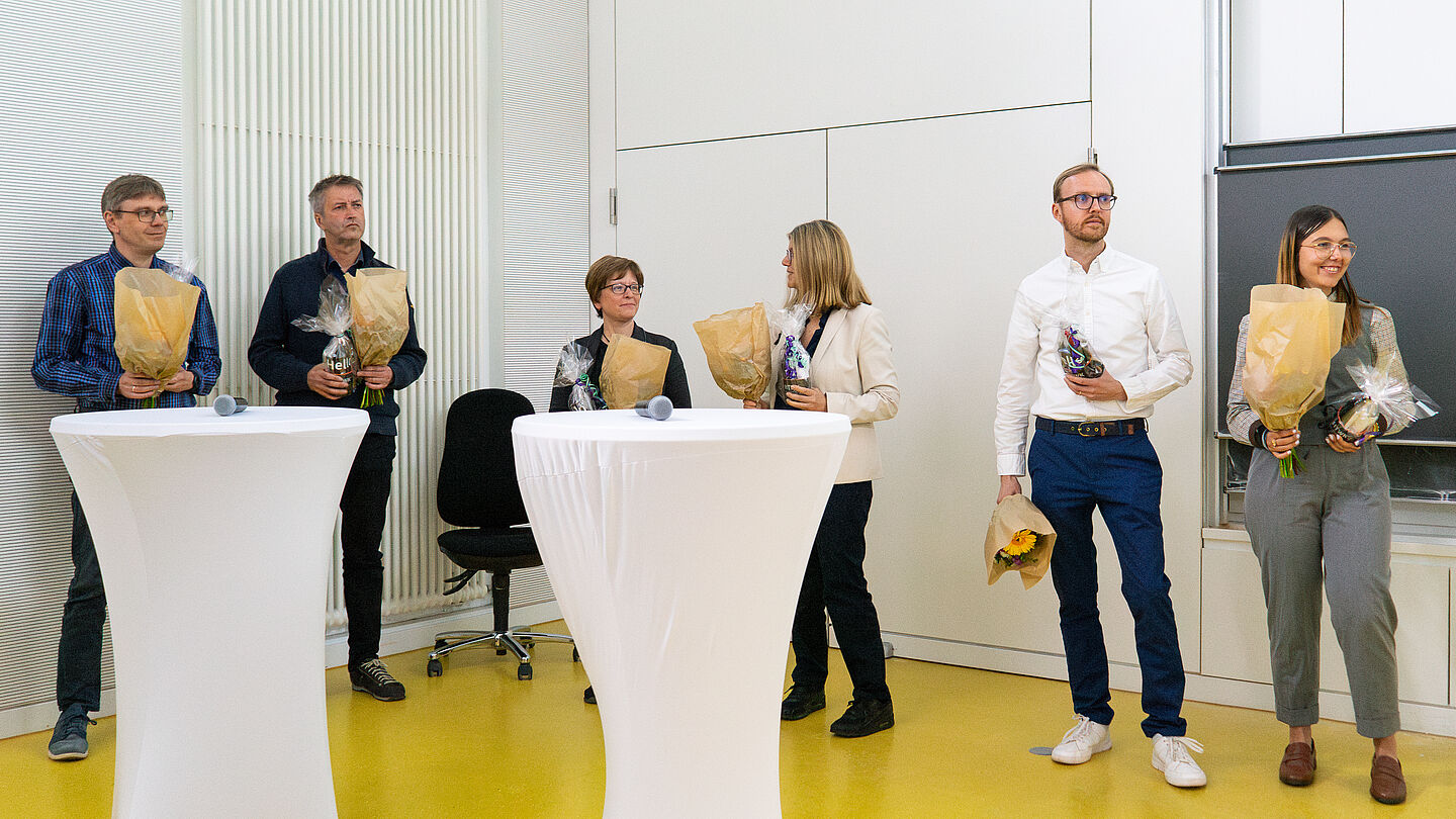 Nominierte Lehrpreis 2025 Gruppe von sechs Personen hinter Stehtischen