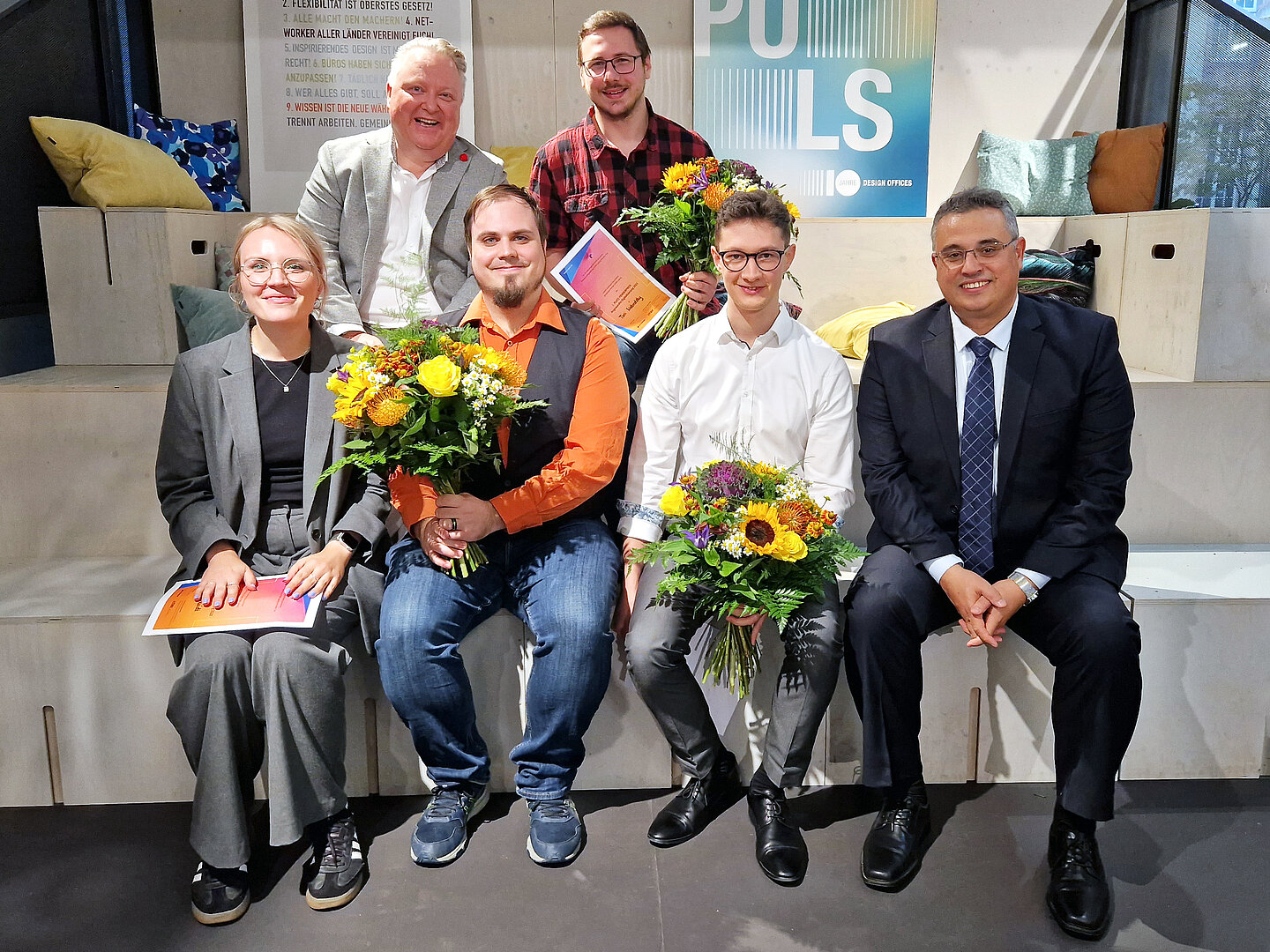 Gruppenfoto mit den Gewinnerinnen und Gewinnern sowie Stifter und Prorektor Forschung, sitzend und stehend