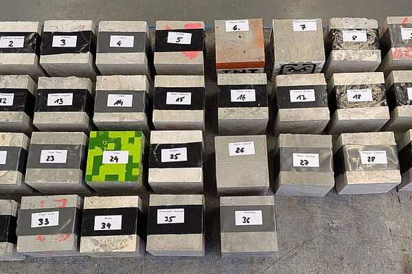 35 Betonwürfel liegen zur Prüfung mit der höchsten Druckfestigkeit