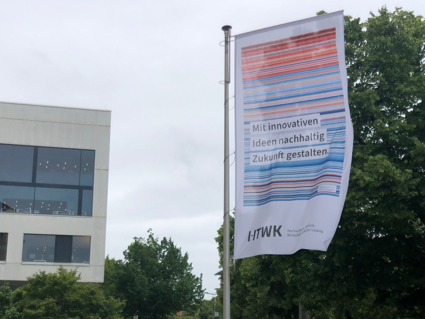 Flagge Klimastreifen gestreifte Flagge weht im Wind