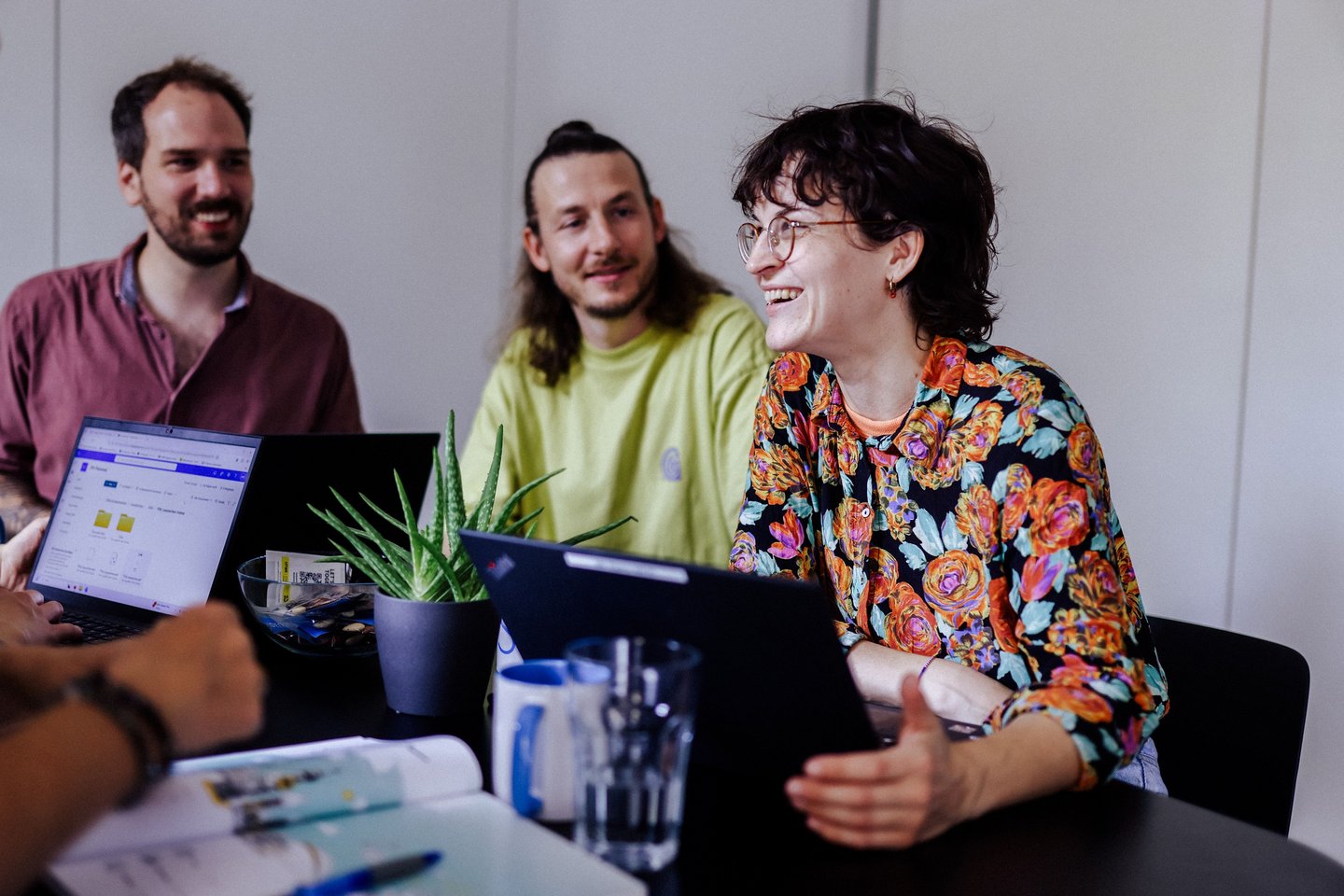 Teammitglieder Science Careers drei lachende Personen in Bürosituation