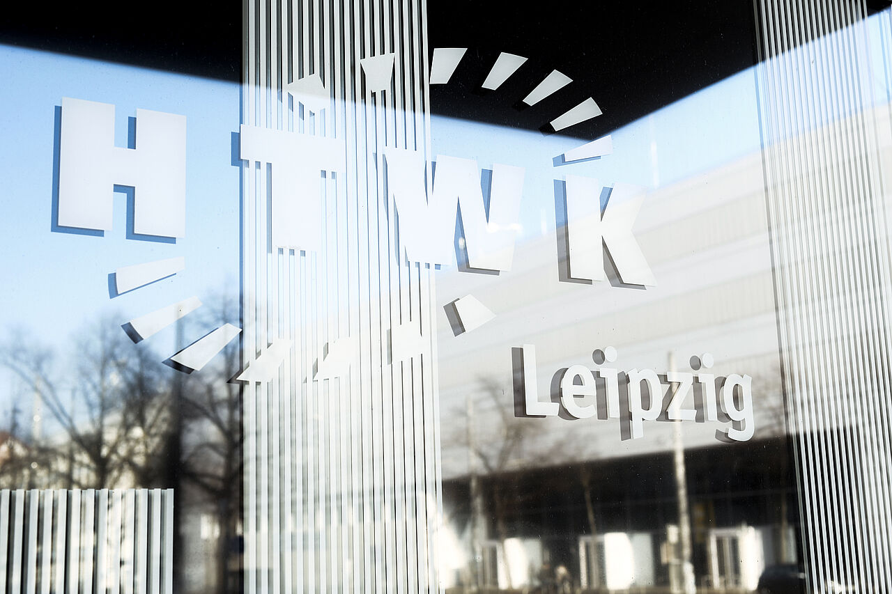 Eingang Hochschulbibliothek mit HTWK Leipzig Logo