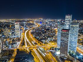 Beleuchtete Gebäude in Tel Aviv bei Nacht