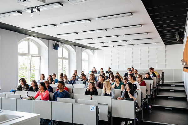 Studierende in einem Hörsaal.