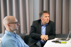 Prof. Robert Böhm zwei Männer sind im Profil zu sehen