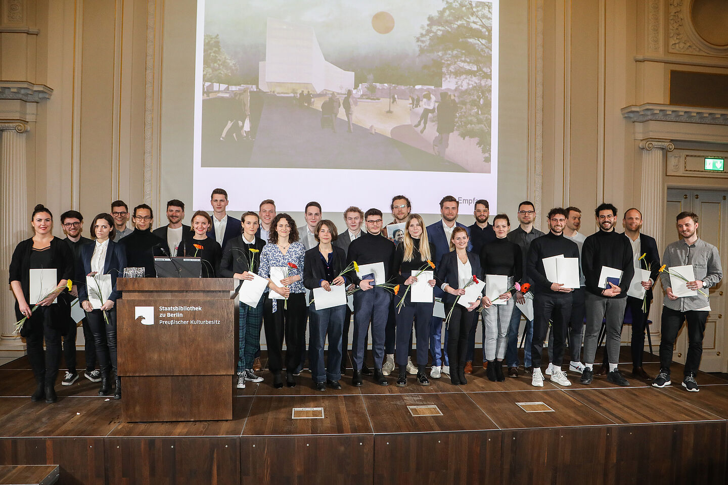 Die Preisträger des AIV-Schinkel-Preises 2019 vor dem Entwurf von David Kerrom und Luca Mathias Hupfer. (Foto: Sebastian Semmer/AIV) Die Preisträger des AIV-Schinkel-Preises 2019 vor dem Entwurf von David Kerrom und Luca Mathias Hupfer. (Foto: Sebastian Semmer/AIV)